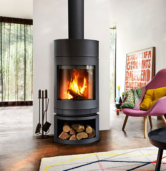Skantherm Emotion stove with rotating fire chamber and wood storage